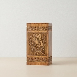 Compre una urna conmemorativa de madera tallada a mano de lujo con arte floral, urna para cenizas humanas en venta por exportadores. - Product Image 1