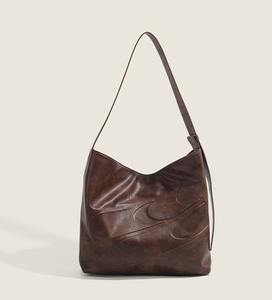 2025 nuevo bolso de hombro de cuero marrón con logotipo grande en relieve, simple y elegante - Product Image 6