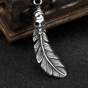 สร้อยคอจี้รูปหัวกะโหลกขนนกสแตนเลสสำหรับผู้ชาย เครื่องประดับแฟชั่นสำหรับงานปาร์ตี้ ดีไซน์ไม่สมมาตร สไตล์เรขาคณิต - Product Image 4