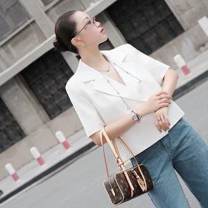 Blazer pour femme à manches courtes, boutonné, double boutonnage, coupe classique, veste tissée, fabriqué au Vietnam, polyester et élasthanne - Product Image 1