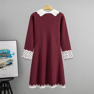 Vestido de Punto para Mujer con Cuello Peter Pan y Puños de Encaje, Corte Ajustado, Largo Medio, Otoño 2026 - Product Image 3