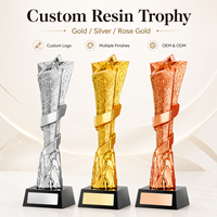 Trophée en résine sculpté à la main avec base rectangulaire noire et gravure de texte personnalisée