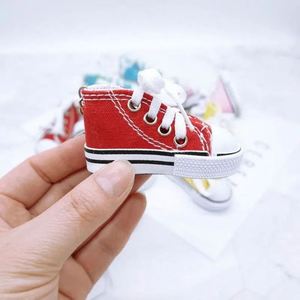 Mini Hi Top Keychain dễ thương Giày thể thao <span class=keywords><strong>Keyring</strong></span> cho túi ví Mặt dây chuyền phụ kiện xe trẻ em vui Quà Tặng - Product Image 3