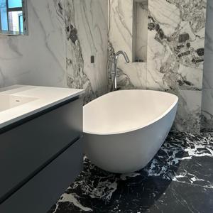 Bañera de baño independiente de superficie sólida blanca mate moderna personalizada, escurridor de piedra artificial ovalado, baño para baño moderno - Product Image 2