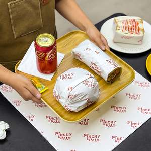 Papier d'emballage pour hamburger, sandwich, burger, personnalisé avec logo imprimé, de qualité alimentaire, imperméable, enduit de PE, résistant à la graisse - Product Image 5