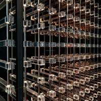 Cave à Vin Murale en Métal et Aluminium, Acrylique, avec Porte en Verre, Modulaire, Personnalisée, Luxe Moderne et Minimaliste, pour Bar, Hôtel, Maison ou Cave