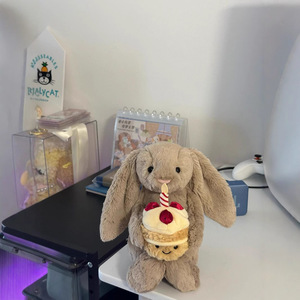 Peluche Jellycat Shy Bunny Doll Hugs Birthday Cake avec rembourrage en coton PP et tissu en peluche courte - Product Image 2
