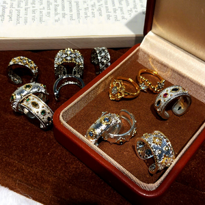 Ciondolo a quadrifoglio da donna in rame elettrolitico italiano, con lavorazione a filo, stile vintage Brati, con intarsi di diamanti e motivo floreale a croce - Product Image 2