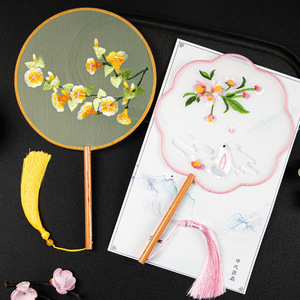 Éventail rond brodé semi-transparent - Éventail brodé de style chinois Suzhou pour Hanfu et costumes traditionnels - Product Image 2