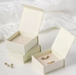Caja Magnética con Tapa Abatible Estilo Libro XPandasew, Caja de Almacenamiento de Joyería Simple con Patrón Cuadrado Impreso - Product Image 4