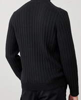 Pull col roulé élégant pour homme, en maille côtelée douce et chaude, avec logo frontal, idéal pour l'automne et l'hiver, style décontracté.