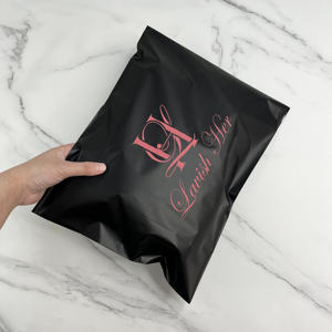 Sobres de Poliéster Negro Mate Personalizados con Impresión Rosa - Bolsas de Envío con Marca para Marcas de Belleza y Moda - Product Image 1