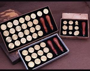 Lot de tampons de scellage de <span class=keywords><strong>cire</strong></span> d'alphabet rétro en laiton, avec boîte de carte 26 lettres a-z, 2 pièces, poignées en bois - Product Image 1