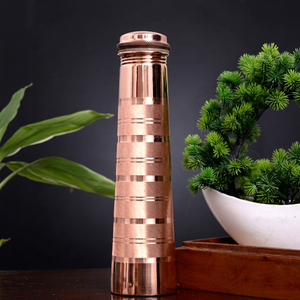 Bouteille d'eau conique en cuivre rose doré avec finition brossée rayée, anti-fuite, isolée, écologique et portable - Product Image 1