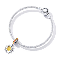 Pendentif en alliage vintage plaqué argent en forme de soleil avec cristaux de strass sertis clos, idéal pour un cadeau unisexe