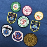 Écusson brodé personnalisé avec logo lettre, étiquette suspendue, badge brodé, étiquette tissée, motif cœur et fleur, vente en gros, taille personnalisée pour vêtements