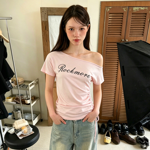 T-shirt asymétrique rose pour femme, à épaules dénudées, avec cordon de serrage latéral, manches courtes froncées et imprimé lettres, nouveau style 2026 - Product Image 2