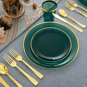 Gold Geschirr Besteck Set Gold Gabel Messer und Löffel Dinner Set Klare Lade teller mit Goldrand Grüne Lade platte