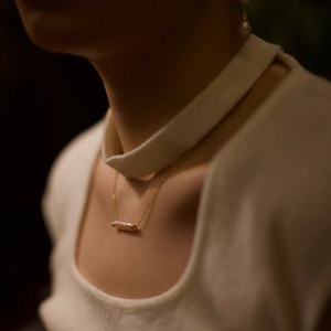 Collier minimaliste en or 14 carats et petite barre en argent, avec une belle perle baroque naturelle, polyvalent et lumineux, collier de niche - Product Image 3