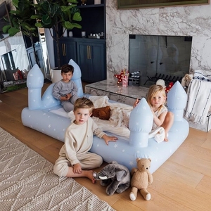 Cama Inflable de Viaje Blue Castle para Niños, Fabricada en Tela Acolchada Cómoda, Colchón de Aire, Cuna para Bebés - Product Image 4