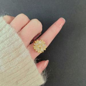 Anillo Ajustable de Cobre Chapado en Oro para Mujer, Diseño de Flor Brillante con Circonitas, Anillo Giratorio Antiestrés - Product Image 2