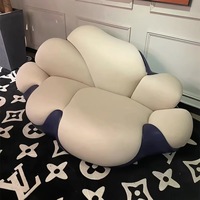Canapé inclinable en forme d'arc de style minimaliste italien moderne avec revêtement en velours nuage pour petits salons et clubs - Design de luxe léger