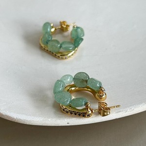 Boucles d'oreilles créoles Huggie en laiton plaqué or 18 carats avec micro-pavé de zircon cubique et pierre irrégulière en turquoise naturelle style bohème pour femme, vente en gros de bijoux - Product Image 4