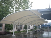 Cochera Moderna con Estructura de Acero en Cantilever, Impermeable y Resistente al Sol, Cobertizo Metálico para Estacionamiento, Garaje Exterior