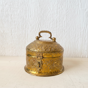 Petit paan daan en laiton rond et portable avec poignée, boîte à bétel traditionnelle gravée, disponible au prix de gros. - Product Image 1