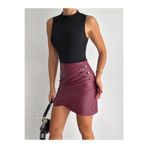 Jupe mini asymétrique taille haute en similicuir rouge pour femme avec fronces sur le devant et finition brillante - Product Image 3
