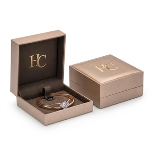 กล่องใส่สร้อยข้อมือแบบหรูหรา กล่องของขวัญเครื่องประดับหนัง PU แข็งแบบกำหนดเอง พร้อมซับในผ้ากำมะหยี่ ปั๊มฟอยล์โลโก้ตามสั่ง ขายส่งจากโรงงาน - Product Image 5