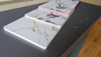 Panneau mural moderne en plastique brillant effet carbone, résistant à l'humidité, insonorisant, installation facile DIY pour hôtel et appartement