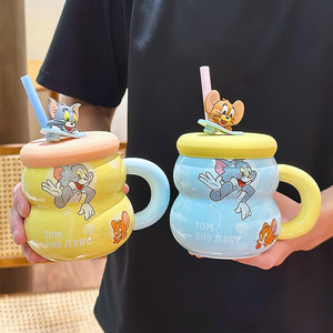 Taza de Cerámica Tom y Jerry con Tapa, Diseño de Dibujos Animados Amarillo y Azul, para Oficina, Hogar, Regalo Personal, Taza Individual - Product Image 1