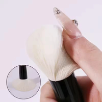 Pinceau de maquillage noir portable à poils synthétiques et manche en bois pour anticernes, poudre minérale, estompage et mélange du maquillage, et blush