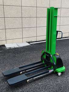 Apilador autoelevador semieléctrico marca Everlift 0,5 toneladas 1,0 toneladas capacidad 0,8 m-1,3 m altura de elevación Manual y transpaleta eléctrica - Product Image 3