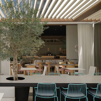 Ensemble de meubles de restaurant modernes et luxueux Songdesign, table à manger carrée en bois massif personnalisable et chaises confortables en tissu