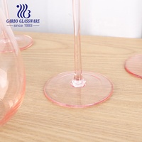 Desain Baru Warna Merah Muda Piala Kaca Solid dengan Pinggiran Emas untuk Minum Anggur Stem Glassware Digunakan untuk Pesta Sampanye Glassware
