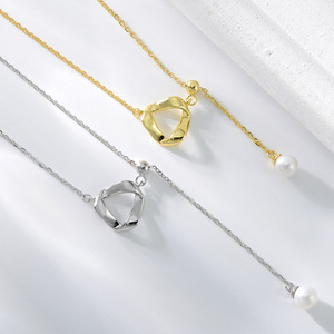 Venta al por mayor de joyería clásica de moda S925 plata esterlina Mobius Bad collar con colgante de perla natural para mujer - Product Image 3