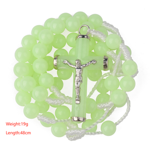 El collar de nudo blanco de Rosario de plástico fluorescente verde claro de estilo religioso con colgante de Cruz católica es el regalo perfecto - Product Image 3