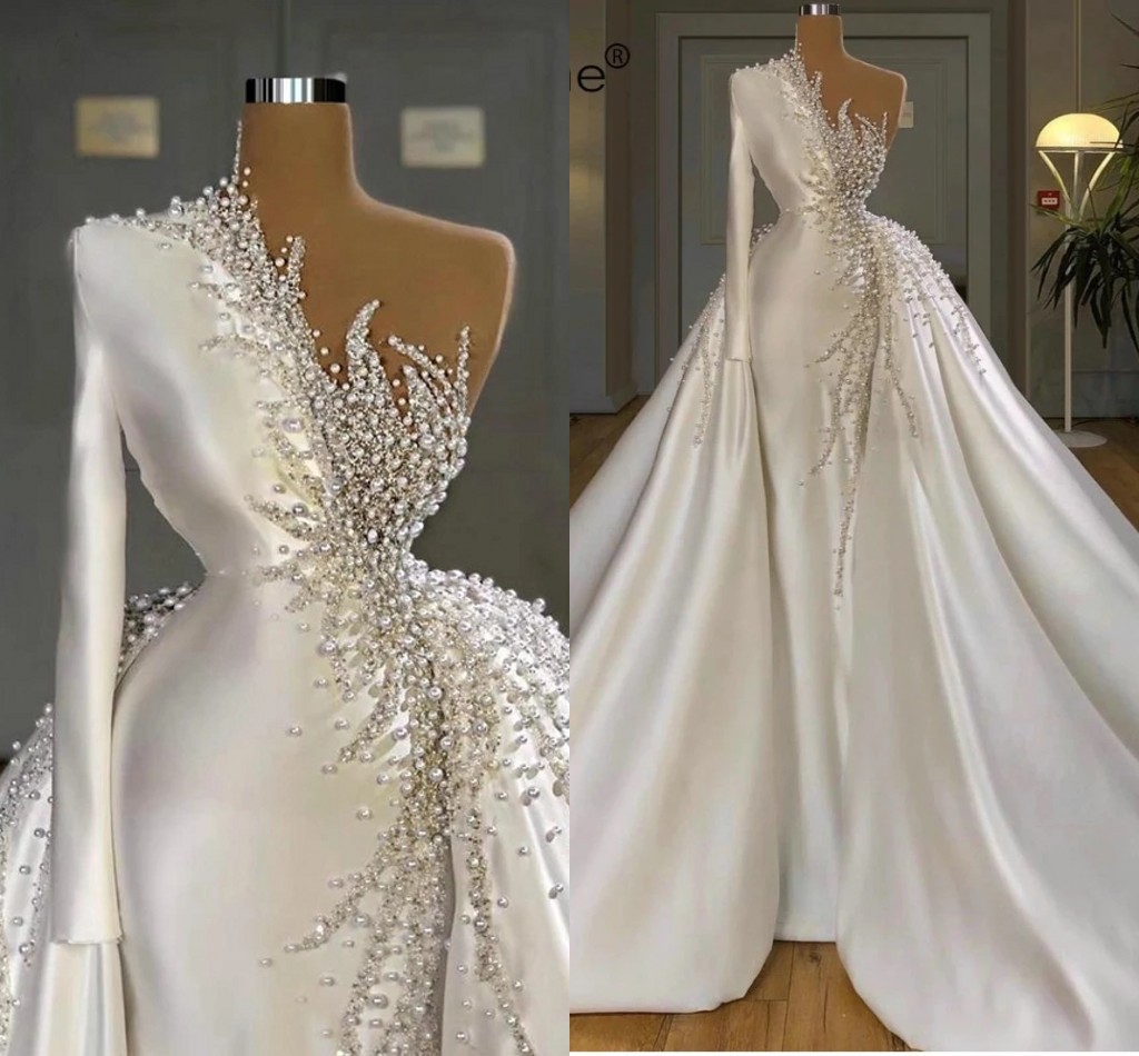 Luxus eine Schulter Satin A-Linie Brautkleider mit schwungvollen Hochzeitstrassen Hochschlitz sexy lange Ärmel Brautkleider für Braut