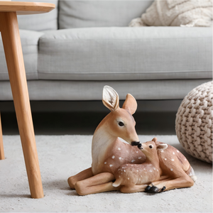 Juego de Figuras de Resina de Madre Cierva y Cachorro en Pose Cariñosa - Product Image 3