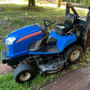 Cortacésped de gasolina Iseki SXG 326 de 24V y 2 tiempos con control remoto, grado industrial, ancho de corte de 540 mm, 5 años de garantía, 780 kg, fabricado con materiales de alta resistencia. - Product Image 1