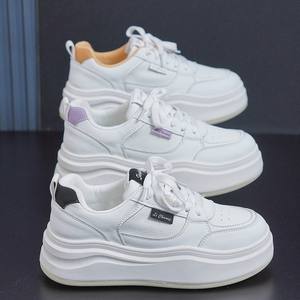 รองเท้าผ้าใบสีขาวลำลองสำหรับผู้หญิง สีดำขาว ดีไซน์ระบายอากาศได้ดี ดีไซน์ระดับไฮเอนด์ พื้นหนา รองเท้าผ้าใบอเนกประสงค์ - Product Image 2