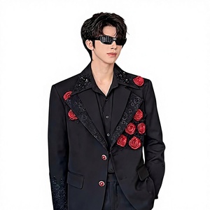 เสื้อสูทผู้ชายทรงเข้ารูปสีดำ แบรนด์ BIG Wisdom ปกแบบ Notched ติดลายลูกไม้ดอกกุหลาบสีแดงสามมิติ ดีไซน์เนอร์ชั้นนำ ระดับเซเลบริตี้ - Product Image 1