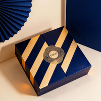 Boîte cadeau pliable personnalisée en bleu marine avec accents dorés pour cadeaux d'entreprise