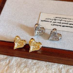 Boucles d'oreilles clous exquises en or et argent, forme de cœur irrégulière, délicates, texturées, pour femmes - Product Image 1