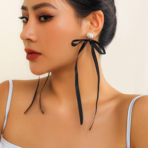 Серьги с жемчугом и кристаллами - Product Image 1