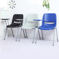 Chaises d'école avec tablette et porte-livres, en bois et tubes d'acier modernes, confortables, mobilier scolaire d'occasion à vendre