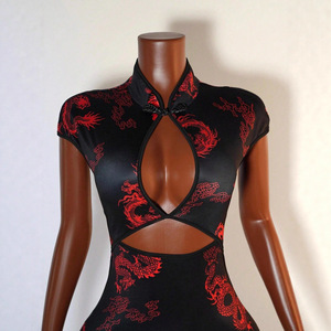Robe Cheongsam Tendance H0233-2026 – Qipao Moderne à Manches Courtes Imprimé Dragon Chinois, Coupe Ajustée et Découpes Sexy pour Femme - Product Image 3