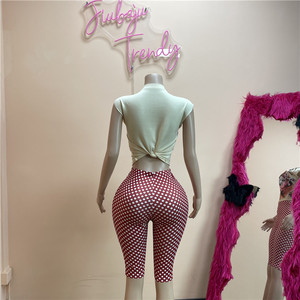 Ensemble deux pièces pour femme : débardeur slim à col rond avec imprimé lettres et rivets, et short à pois - Product Image 3